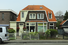 900898 Gezicht op de huizen Amsterdamsestraatweg 919 (rechts) -921 te Utrecht.